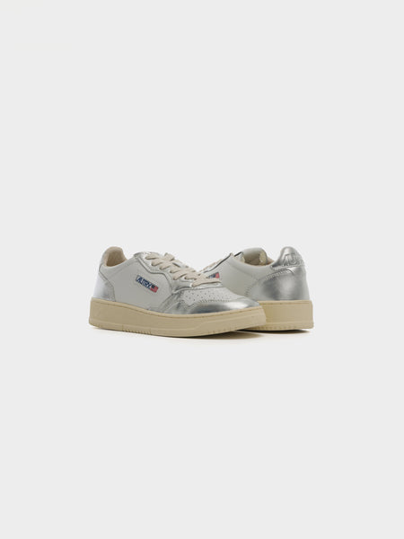 W Medalist Low, White / Silver